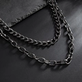Macro-opname van gunmetal punk ketting met hoefijzer schakels en industriële textuur - Gunmetal