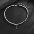 Vue détaillée du collier croix gothique en argent avec strass pavés sur fond noir - Argent (Blanc K-07561)