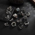 Dettaglio di anelli punk vintage con motivi di teschi, draghi e serpenti in finitura argento - Stile Punk Vintage (06963) / Argento Antico