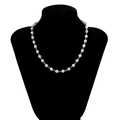 Elegante collana di perle bianche e sfere di strass pavé su un supporto in velluto nero - Argento (05516)