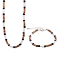 Detalle de conjunto de collar y pulsera bohemia de cuentas de madera con cierre ajustable - Combo de Collar y Pulsera (04519)