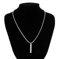 Detail einer silbernen Box-Kette mit minimalistischem Rechteck-Anhänger auf Display - Silber (06143)