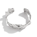 Detailaufnahme der silbernen flüssigen Metallstruktur am C-förmigen Armreif - Silbernes Armband (02270)