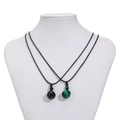 Vue détaillée des colliers en perles d'œil de tigre vert et agate noire sur un buste blanc - Style Oeil de Tigre Vert et Agate Noire (K1 05167)