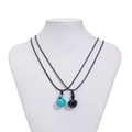 Détail d'un ensemble de colliers avec perles de turquoise et pierres noires sur cordon - Style Turquoise et Pierre Précieuse Noire (K4 05167)