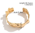 Herren Armreif in Gold aus flüssigem Metall mit gehämmerter Textur und Design - Goldenes Armband (02270)