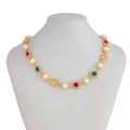 Collar de piedras preciosas de colores y perlas rojas, amarillas y verdes en un modelo - Dorado (07189)