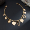 Collana dorata con ciondoli a cuore e doppi moschettoni su uno sfondo nero opaco - Stile Ciondolo Cuore (01883) / Oro