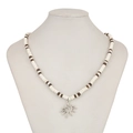 Collana in stile boho con ciondolo a girasole argento e perline marroni e bianche uomo - Bianco K-07303 (Stile con Perline Bianche E Marroni)