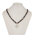 Collier tribal pour homme en perles de bois avec pendentif soleil en argent poli - Blanc K-07304 (Style de Perles en Bois Brun Foncé)