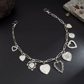 Catena hip hop in argento per jeans con ciondoli a cuore su sfondo di pietra strutturata - Stile Ciondolo Cuore (01883) / Argento
