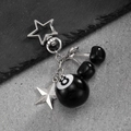 Macro-opname van hiphop kers 8-ball sleutelhanger met zilveren ster op leisteen - Zwarte Stijl (00297)