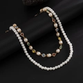 Collar de doble capa con perlas y pedrería multicolor sobre soporte negro elegante - Dorado (01967)