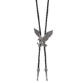 Dettaglio di cravatta bolo vintage con aquila, pendente inciso e cordino intrecciato - Argento Antico