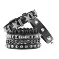Punk-Set mit Lederstern, Silberketten und nietenbesetzten Armbändern auf weißem Grund - Stern Und Nieten Perlenketten-Set / Schwarz
