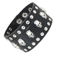 Punk Armband aus schwarzem echtem Leder mit silbernen Totenköpfen und Metallnieten auf weiß - Totenkopf Nieten Breiter Stil (RH976) / Schwarz