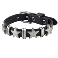 Dettaglio del bracciale punk in pelle nera con rivetti a stella argentati e fibbia in metallo - Stile Rivetto Stella (01)