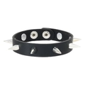 Detalle de pulsera punk de cuero negro ajustable con cinco puntas de metal plateado - Brazalete de Remaches Plateados