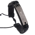 Dettaglio di un bracciale in pelle nera intrecciata con placca incisa del Padre Nostro spagnolo - Stile Placca Scrittura (03) / Nero