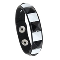 Dettaglio del bracciale punk con borchie piramidali bianche e nere e bottoni argentati - Singola fila