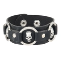 Detail van punk lederen armband met zilveren doodskopringen en metalen nagels - Schedel Polsband
