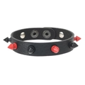 Dettaglio di bracciale punk in pelle con borchie rosse e nere e bottoni a pressione - Pelle Nera + Rivetti in Lega Nero Rosso