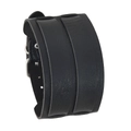 Gros plan d'un bracelet punk large en cuir noir avec boucle argentée et grain naturel - Double rangée
