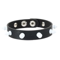 Dettaglio del bracciale punk in pelle con borchie bianche e chiusura in argento - Pelle Nera + Rivetti in Lega Bianchi