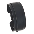 Détail d'un bracelet large en cuir noir punk avec rivets métalliques et double épaisseur - Une rangée