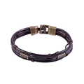 Detailweergave van de meerlaagse bruine leren armband met een bronzen legering sluiting - Bruin