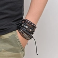 Bracciale punk multistrato in pelle vintage con borchie a stella e piuma pendente - Nero
