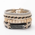Detailansicht eines 4-lagigen Boho-Armband-Sets mit gravierter Metallplatte „achieve“. - Achieve Anhänger Stil (40)