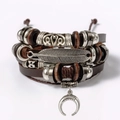 Dettaglio del bracciale multistrato in pelle vintage con piuma di metallo e ciondolo luna - Stile Piuma Grande Luna (RH002-11)