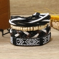 Détail de bracelets bohèmes multicouches avec cuir, perles et cordons ethniques - Style Jacquard Géométrique Noir et Blanc (3)