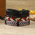 Vue macro de bracelets bohèmes multicouches en cuir tressé avec des perles ethniques - Style en Cuir Tressé Rouge et Vert (7)