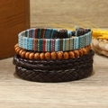 Gros plan sur des bracelets bohèmes empilables avec motifs tissés colorés et perles en bois - Style à Rayures Bleu Rouge Jaune Vert (8)