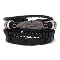 Set bracciale in pelle nera multistrato da uomo con ciondolo a piuma in metallo e cordini intrecciati - Combinazione di Bracciali Intrecciati con Piume Vintage (RH179)