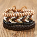 Détail de bracelets bohèmes superposables avec cordes tressées, perles de bois et cuir - Style de Corde Torsadée Marron et Blanc (9)