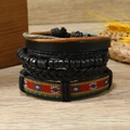Détail de bracelets multicouches en cuir et perles ethniques sur surface en bois - Style Tribal Multicouche à Cinq Couleurs (10)