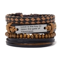 Dettaglio di bracciale multistrato in pelle con perline in legno e ciondolo in metallo - Stile Targa Metallica Citazione Ispiratrice