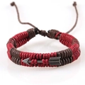 Bracciale intrecciato a mano rosso e marrone con ciondolo a freccia in metallo - Stile Freccia Rosso Marrone (RH211)