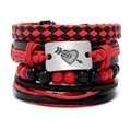 Dettaglio del set di braccialetti multistrato in pelle con ciondoli ad ala - Stile Freccia Cuore Rosso e Nero