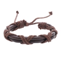 Détail d'un bracelet vintage en cuir tressé en X avec cordon réglable pour hommes - Marron