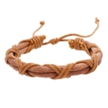 Détail du bracelet vintage en cuir marron avec cordon de serrage tressé ajustable - Couleur Papier Kraft