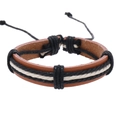 Détail du bracelet multicouche en cuir tressé avec cordon de serrage ajustable - Style Multicouche Ethnique (Ensemble de Bracelets en Cuir) / Mélange Marron Noir Blanc