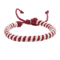 Detail des rot-weißen spiralgeflochtenen Kordelarmbands mit verstellbarem Gleitknoten - Rot und Cremeweiß