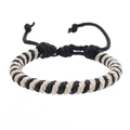 Detailaufnahme des schwarz-beigen gewebten Wachsseil-Armbands mit verstellbarem Knotenzug - Schwarz + Beige