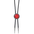 Dettaglio del bolo tie con gemma rossa, punte in metallo argento e corda intrecciata - Rosso