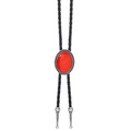 Nahaufnahme einer Vintage Bolo Tie mit rotem Stein und silbernen Metallspitzen im Western-Stil - Rot