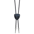 Detalle de corbata Bolo vaquera con piedra jaspeada y puntas de metal plateado grabado - Triángulo Marmoleado Negro Blanco (01)
